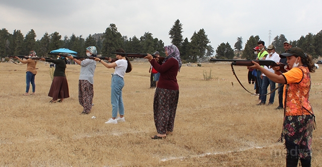 Mersin&#039;de yörük kadınlar atıcılık şenliğinde yarıştı