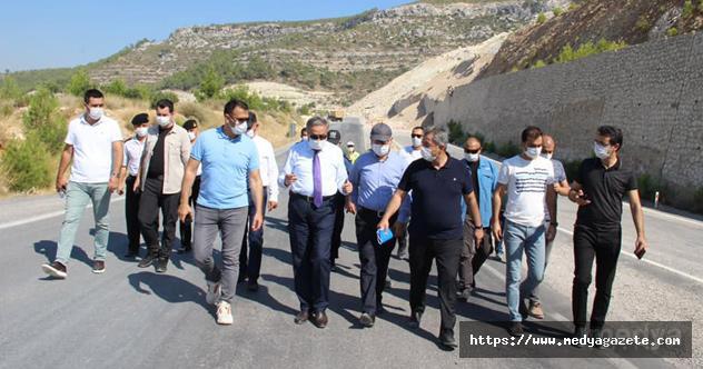 Mersin Valisi Su, heyelan nedeniyle kapanan Silifke-Mut yolunu inceledi