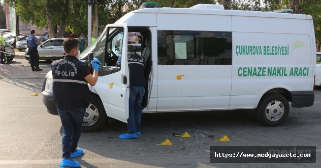 Adana&#039;da cenaze aracı sürücüsü silahlı saldırıda yaralandı