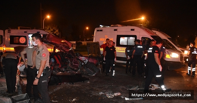 Adana&#039;da otomobil ile midibüs çarpıştı: 2 ölü, 4 yaralı