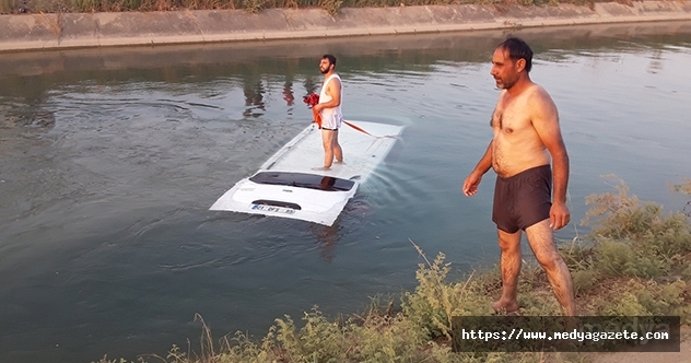 Adana&#039;da sulama kanalına düşen araçtaki kişiyi çevredekiler kurtardı