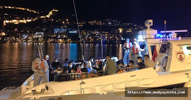 Antalya'da bir teknede 120 yabancı uyruklu yakalandı