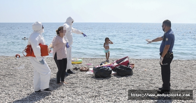 Antalya&#039;da karantinada olması gereken kadın Konyaaltı sahilinde yakalandı