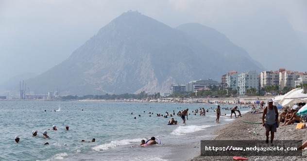 Antalya sahillerindeki yoğunluk sürüyor