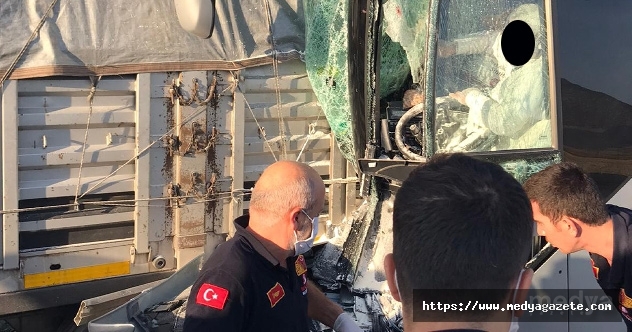 Burdur&#039;da yolcu otobüsü park halindeki tıra çaptı: 1 ölü, 6 yaralı