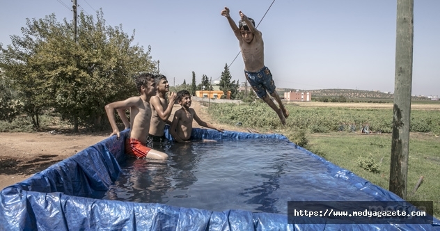 Çocukların traktör römorkunda havuz keyfi