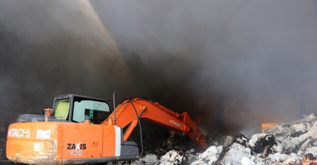 Kahramanmaraş&#039;ta fabrika yangınına müdahale ediliyor