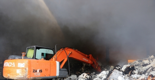 Kahramanmaraş'ta fabrika yangınına müdahale ediliyor