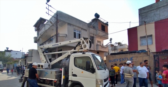 Adana'da elektrik direğine çıkan kişi akıma kapılarak hayatını kaybetti