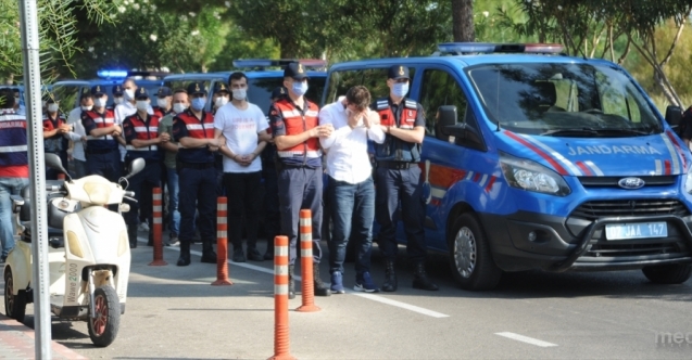 Antalya&#039;da sahte internet sitesiyle tatilcileri dolandırdığı öne sürülen 15 zanlıdan 13&#039;ü tutuklandı