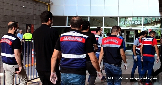 Mersin&#039;deki rüşvet operasyonunda 3 kişi tutuklandı