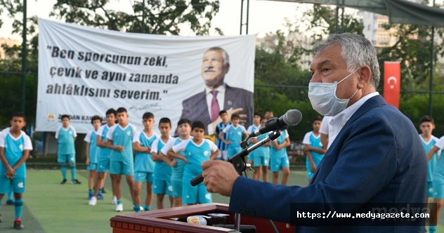 Adana&#039;da başarılı futbol kursiyerlerine lisansları çıkartıldı