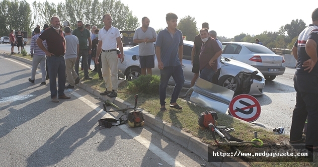 Adana&#039;da otomobil çim biçen işçilere çarptı: 1 ölü, 1 yaralı