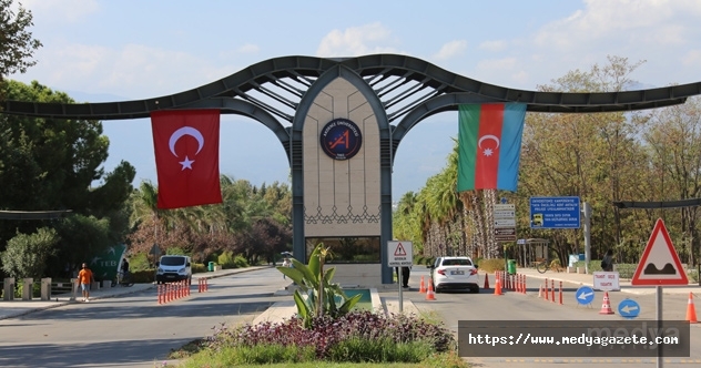 Akdeniz Üniversitesinden Azerbaycan'a "bayraklı" destek