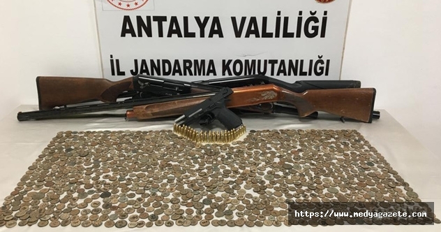Antalya&#039;da 1083 sikke ele geçirildi