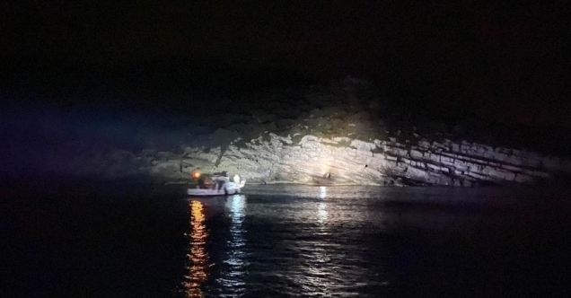 Antalya&#039;da kayalıklarda mahsur kalan 2 kadın kurtarıldı