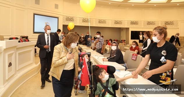 Gaziantep Büyükşehir Belediyesi SP hastalarına tekerlekli sandalye dağıttı