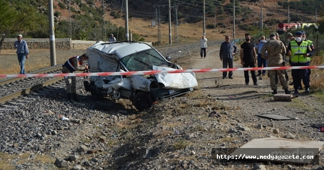 Gaziantep&#039;te lokomotif hafif ticari araca çarptı: 2 ölü, 1 yaralı