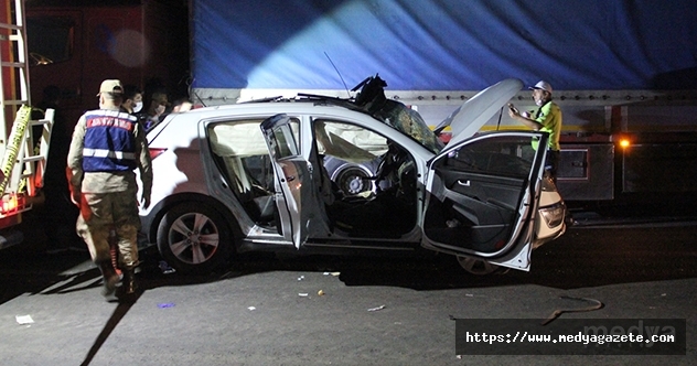 Hatay&#039;da tır ile otomobil çarpıştı: 3 ölü, 2 yaralı