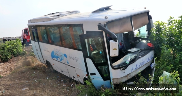 Osmaniye&#039;de midibüs ile otomobil çarpıştı: 6 yaralı