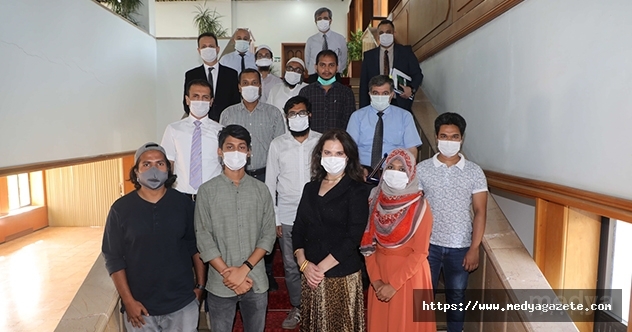 Prof. Dr. Tuncel, Bangladeşli öğrencilerle bir araya geldi