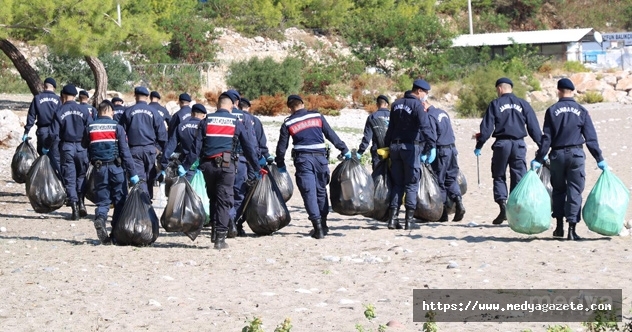Ziyaretçiye kapalı plajda 240 torba çöp toplandı