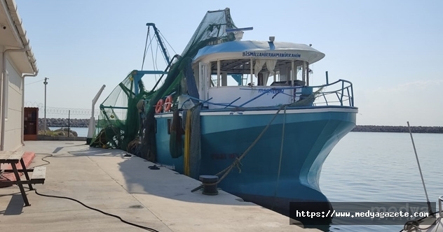 Adana açıklarında Yunan tankeriyle çarpışıp alabora olan balıkçı teknesi limana getirildi