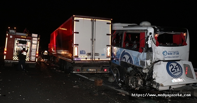 Adana&#039;da yolcu otobüsü ile tır çarpıştı: 4 yaralı