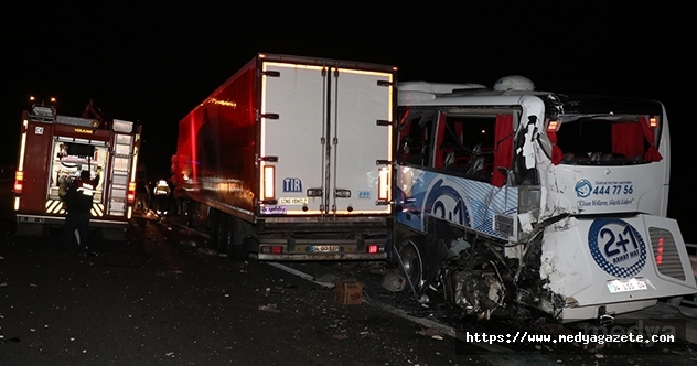Adana Da Yolcu Otobusu Ile Tir Carpisti 4 Yarali Medya Gazete