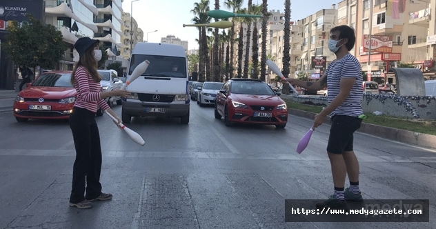 Antalya&#039;da kırmızı ışıkta “jonglör“ gösterisi