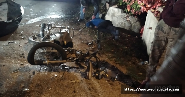 Antalya&#039;da minibüs ile motosiklet çarpıştı: 1 ölü
