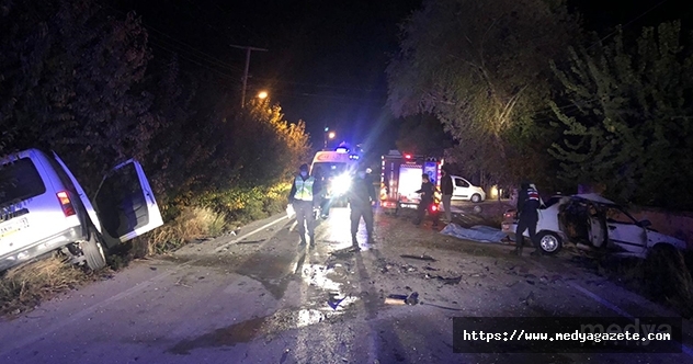 Antalya Da Otomobil Ile Ticari Arac Carpisti 3 Olu 2 Yarali Medya Gazete