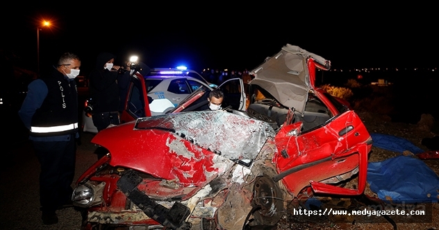Antalyada otomobille kamyon çarpıştı: 2 ölü