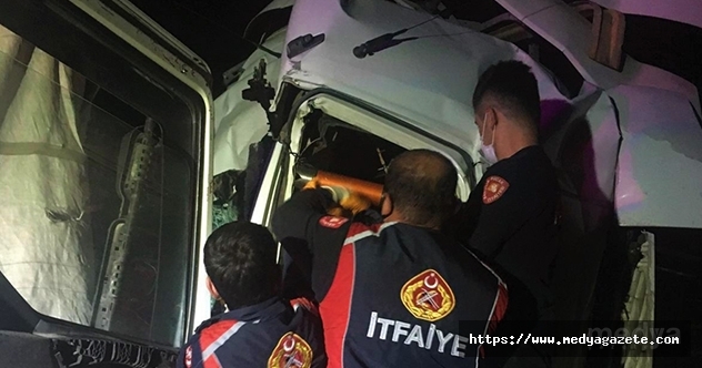 Burdur'da tırla kamyon çarpıştı: 1 ölü