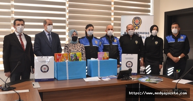 Kahramanmaraş'ta öğretmenin kitap isteğini Emniyet yerine getirdi