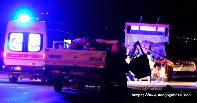 Mersin&#039;de kamyon ile kamyonet çarpıştı: 2 ölü, 2 yaralı