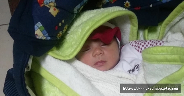 Osmaniye&#039;de apartman kapısına terk edilen 1 aylık bebek polise teslim edildi