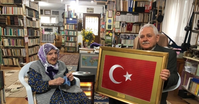118 yaşındaki Zeliha nineden Mehmetçik’e hediye
