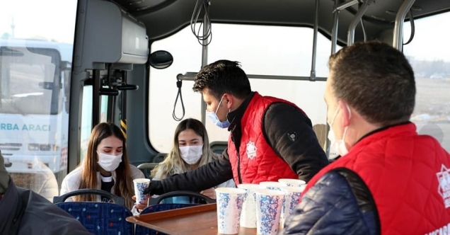 Aksaray’da soğuk havada sıcak çorba ikramı