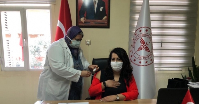 Alaşehir’de ilk aşı İlçe Sağlık Müdürüne yapıldı