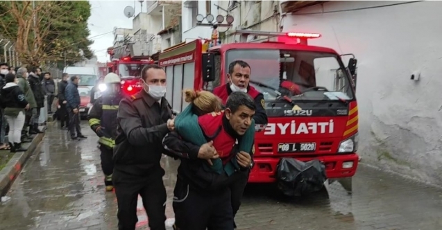 Alevlerin arasına dalan itfaiye ekipleri 3 kişiyi yanmaktan kurtardı