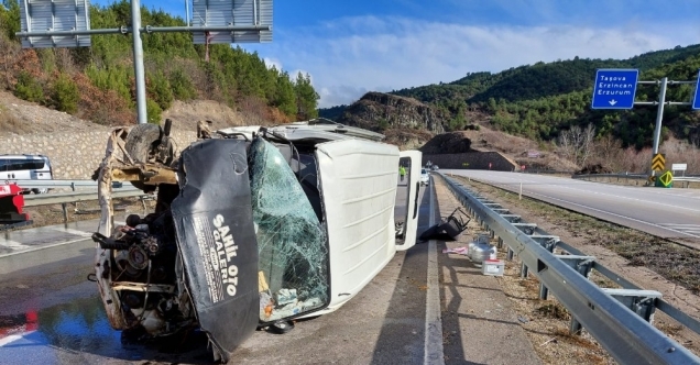 Amasya’da minibüs devrildi: 2 yaralı