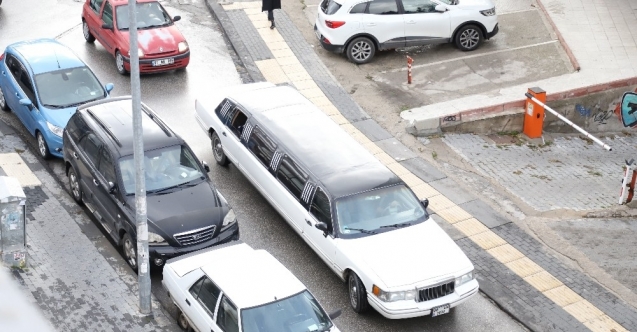 Ankara’da dar sokakta limuzin sürücüsünün zor anları