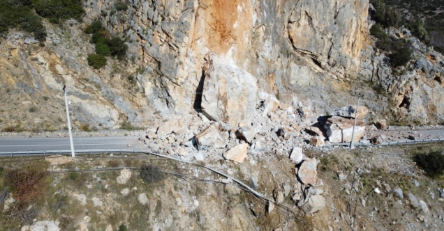 Antalya Mersin Kara Yolu Yamactan Kopan Kayalar Nedeniyle Ulasima Kapandi Medya Gazete