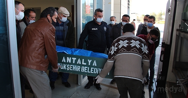 Antalya’da otomobil ve traktör çarpıştı: 2 ölü