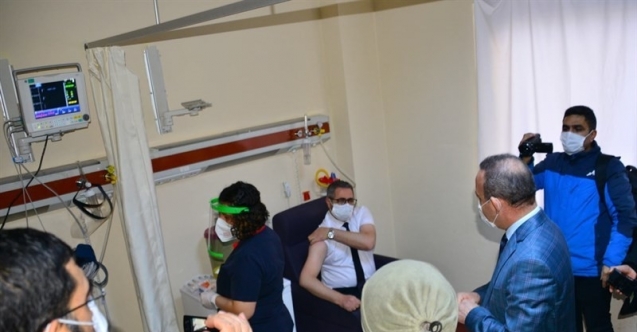 Ardahan’da Koronavirüs aşılaması, Vali Hüseyin Öner’in de katıldığı program ile başladı