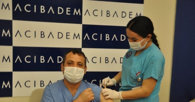 Aşı olan sağlıkçılar ’Covid-19’a karşı bende aşı oldum’ sticker taktı