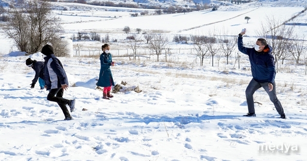 Bakan Ziya Selçuk, Öğrencilerle Kar topu oynadı