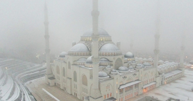 Beyaz örtüye bürünen Çamlıca Camii havadan görüntülendi