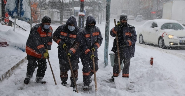 Bingöl’de belediye ekiplerinin karla mücadele çalışması